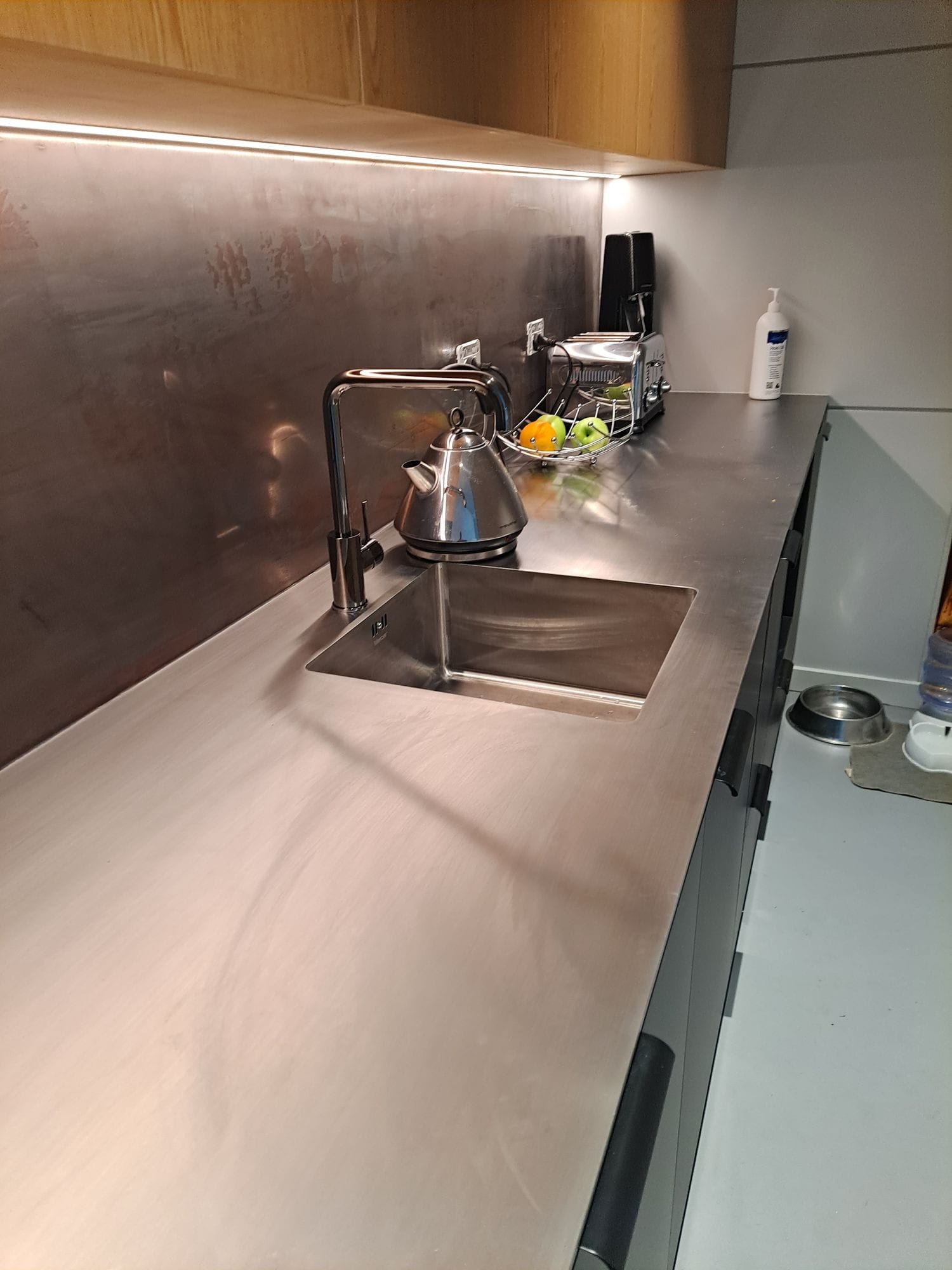 Splash back in a polished metal finish. Mixture of Copper and Nickel Silver. Highly polished look.